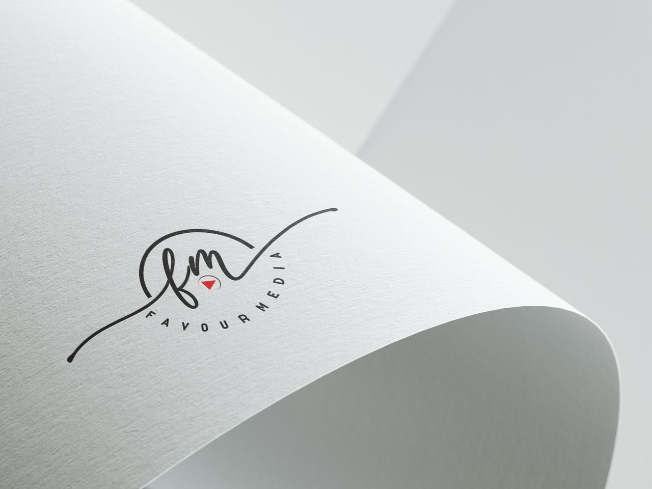 Design minimaliste mettant en valeur le logo Favour Media sur un papier texturé plié, avec espace libre pour le texte.