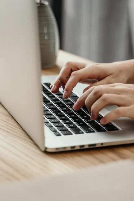 Design minimaliste présentant un texte de branding et de marketing pour des visuels de stratégie d’entreprise.